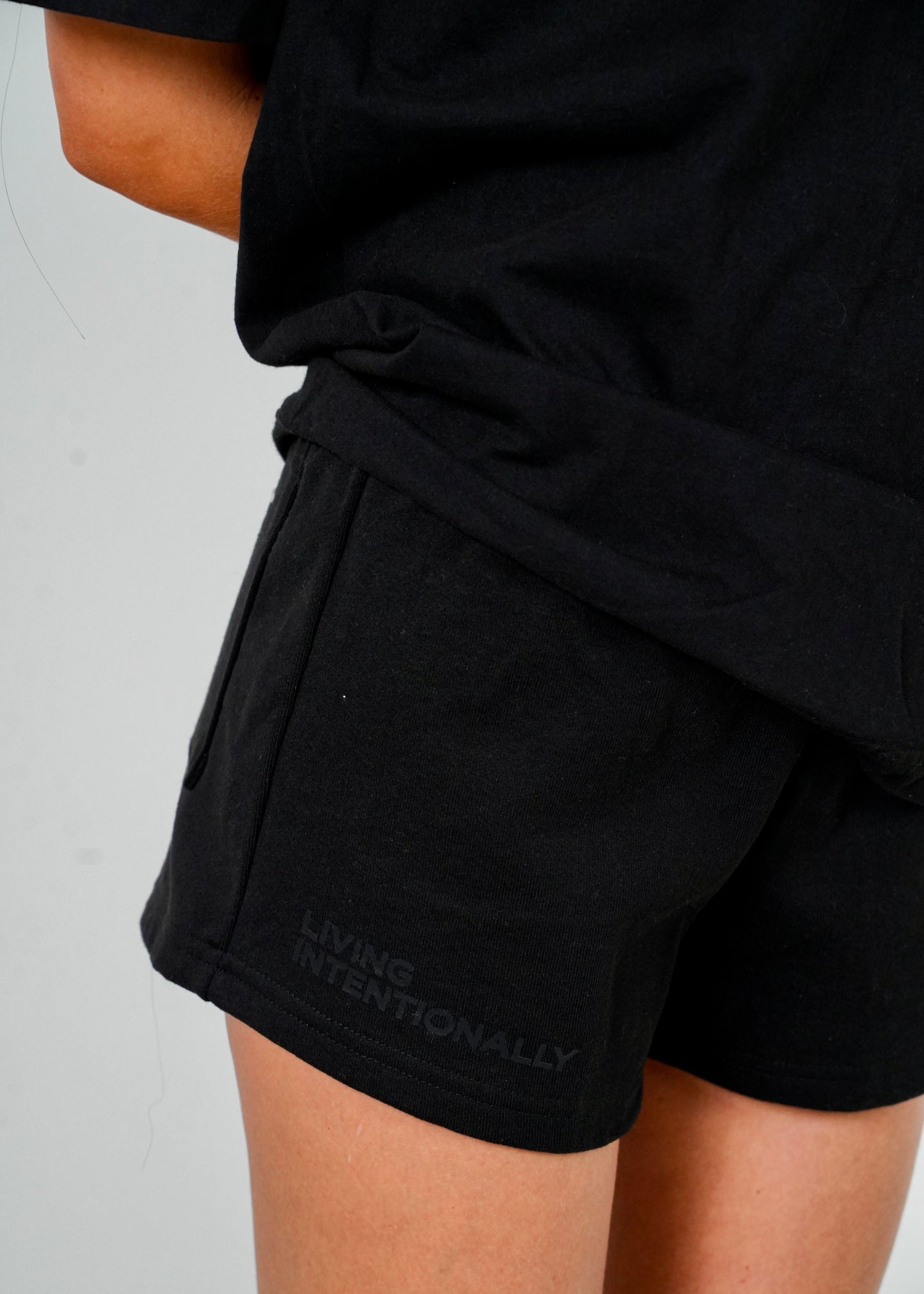 WOMEN'S SWEAT SHORTS (BLACK)